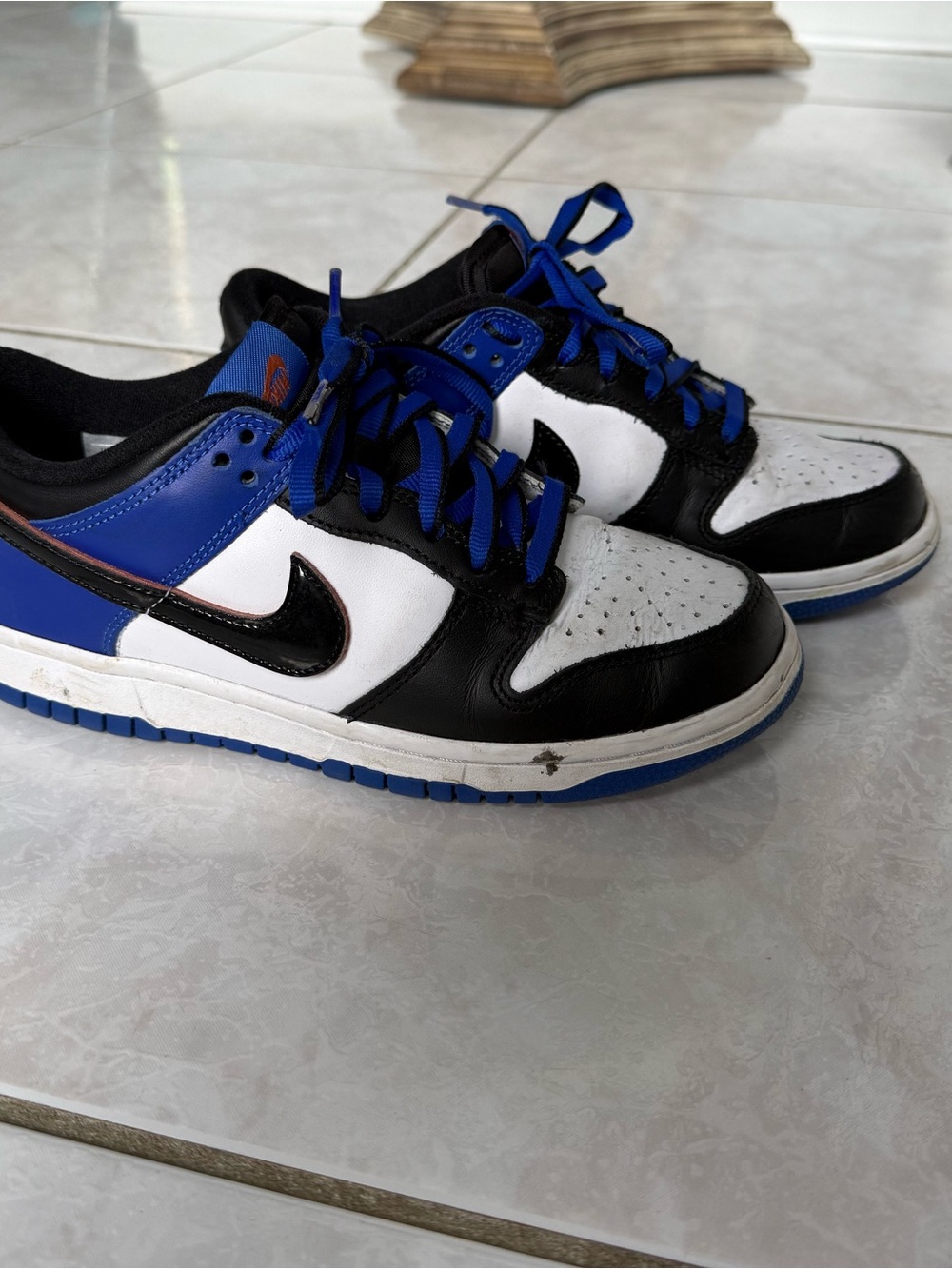 Boys Nike Low-Top Sneakers in White, Black & Blue